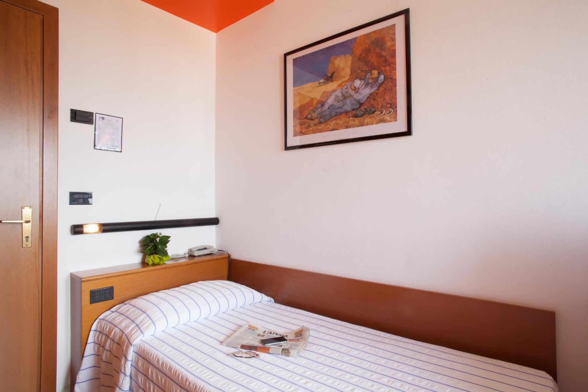 Hotel Pace Torri Del Benaco Exterior photo